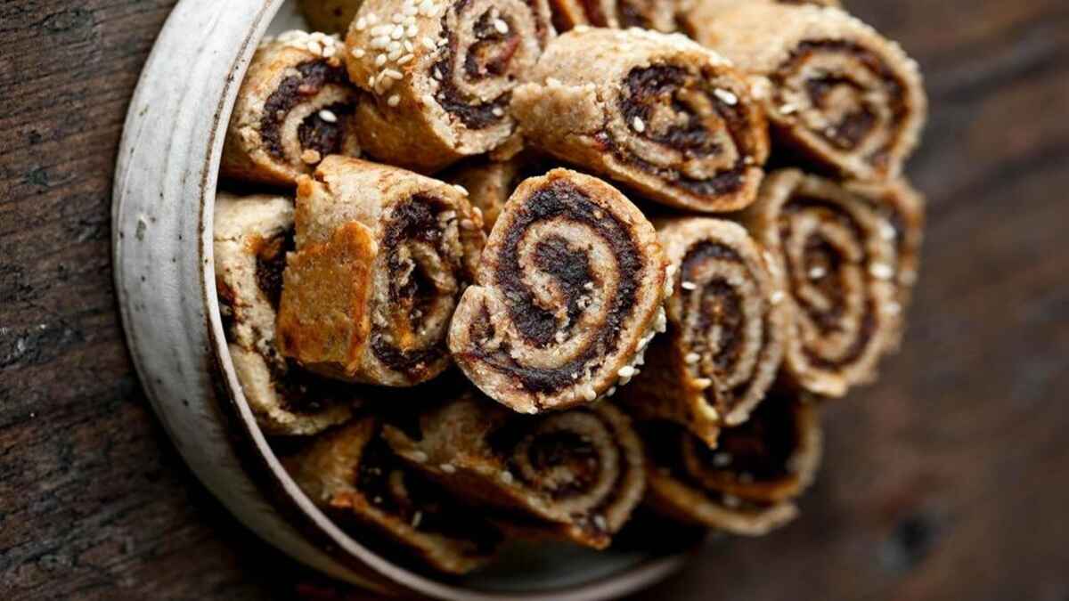 Delicious Date and Walnut Rolls: A Step-by-Step Recipe