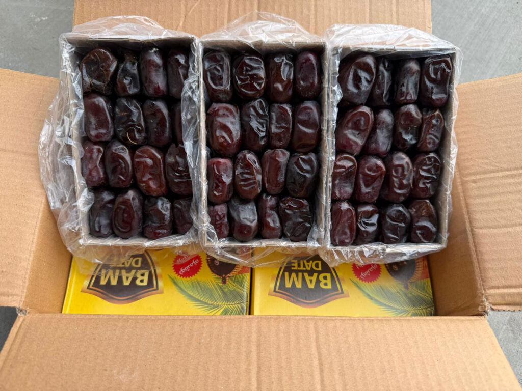 Fresh Mazafati dates grade A in Small boxes. 4x4 grid